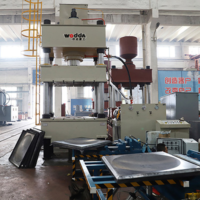 500噸不鏽(xiù)鋼水箱(xiāng)液壓機(ji)