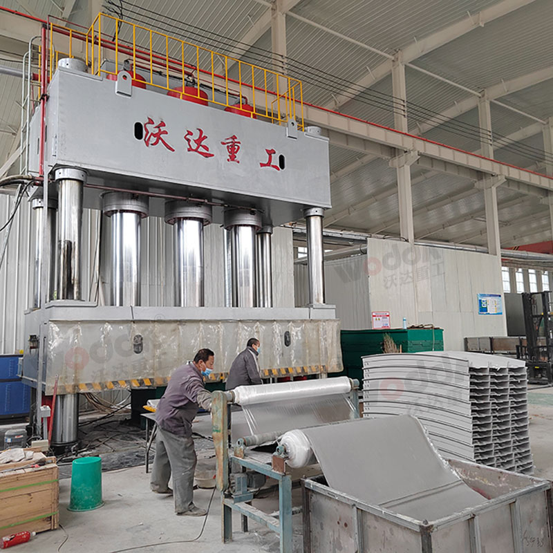 2000噸SMC玻(bō)璃鋼電纜橋(qiao)架成型液壓(yā)機