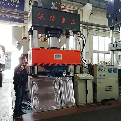 不鏽鋼水箱(xiang)闆拉伸液壓(ya)機_400噸拉伸機(jī)