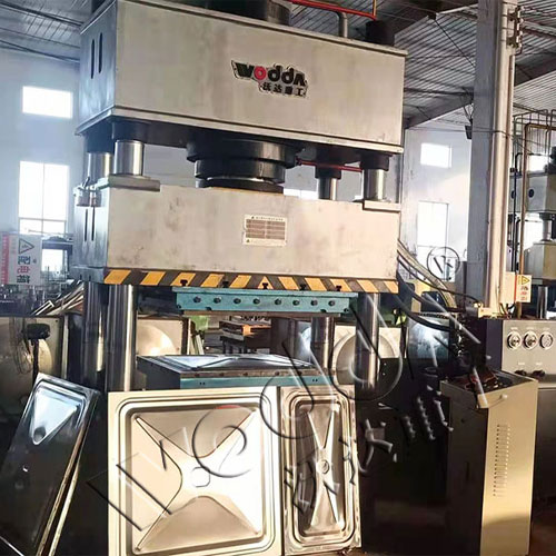 不鏽鋼(gāng)水箱拉伸機(ji)_400噸三梁四柱(zhù)液壓機