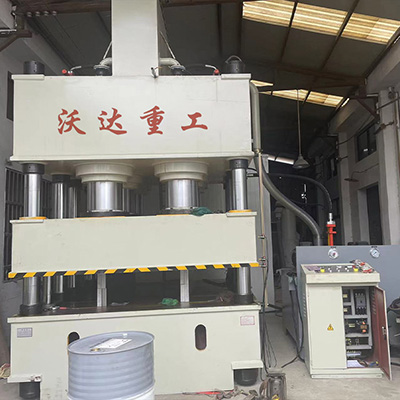 2000噸(dūn)鋼木門壓花機