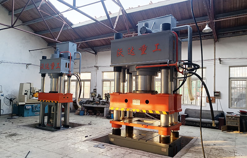 1250噸陶瓷粉末(mò)成型液壓機(jī) 1250噸陶瓷粉末(mo)成型液壓機(jī)