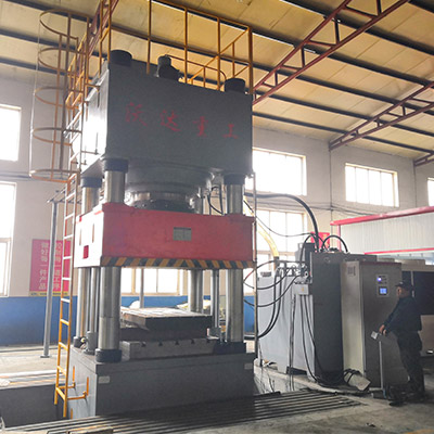 2000噸(dun)汽車離(li)合器外(wai)殼拉伸(shēn)液壓機(ji)